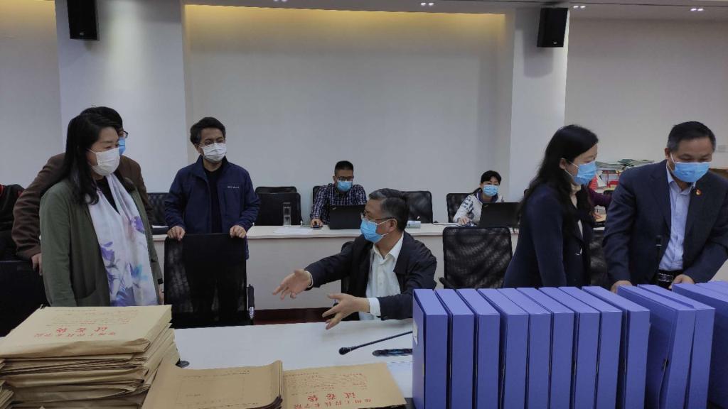 卢董事长对评估工作细节与苏经理进行沟通