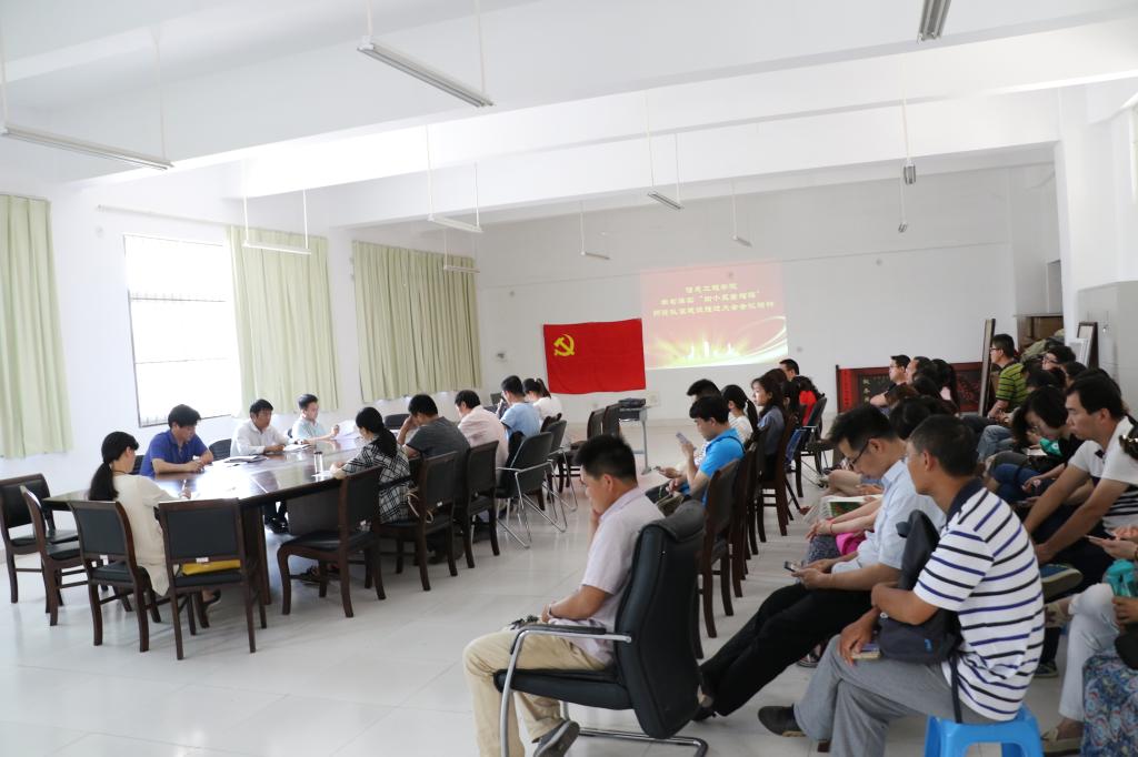 杨副经理带领大家学习