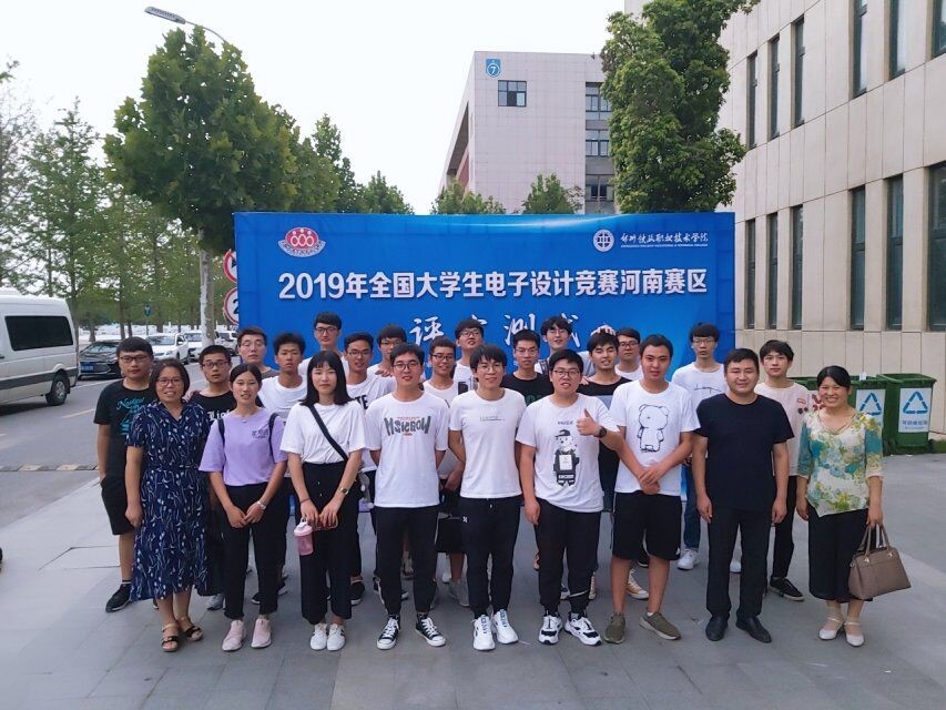 参赛队师生合影