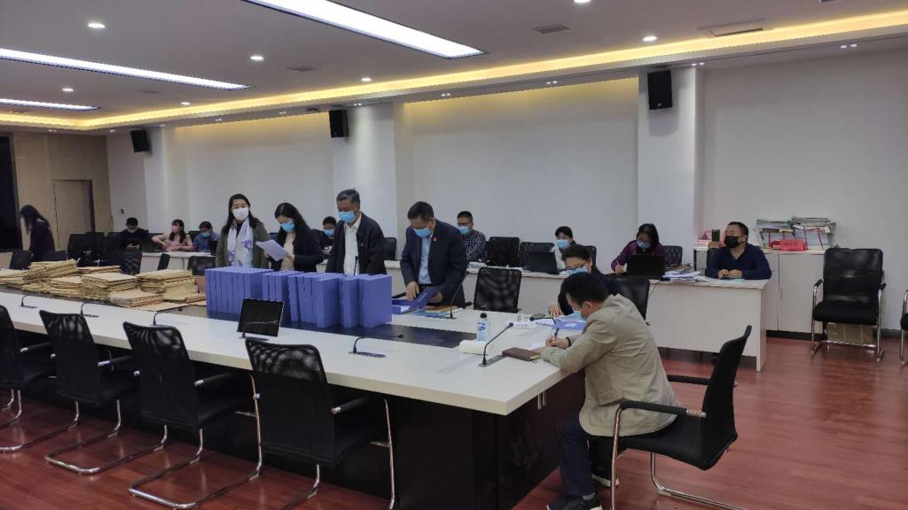 卢董事长一行在查看材料