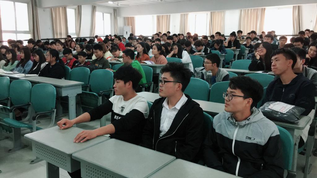 同学们认真听讲