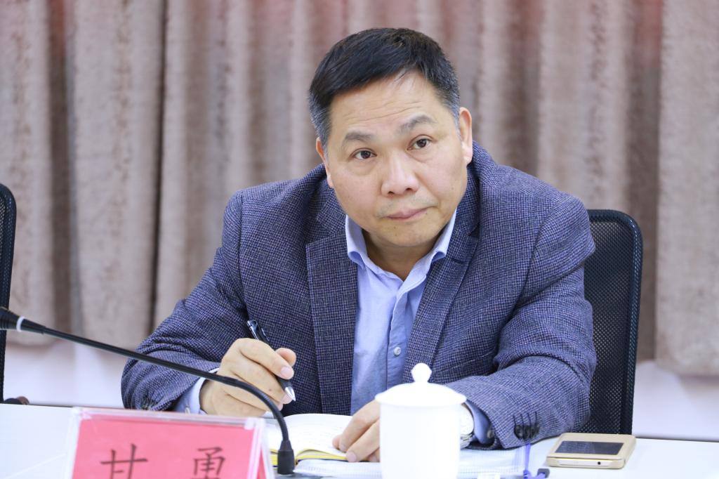 甘经理认真听取学院汇报