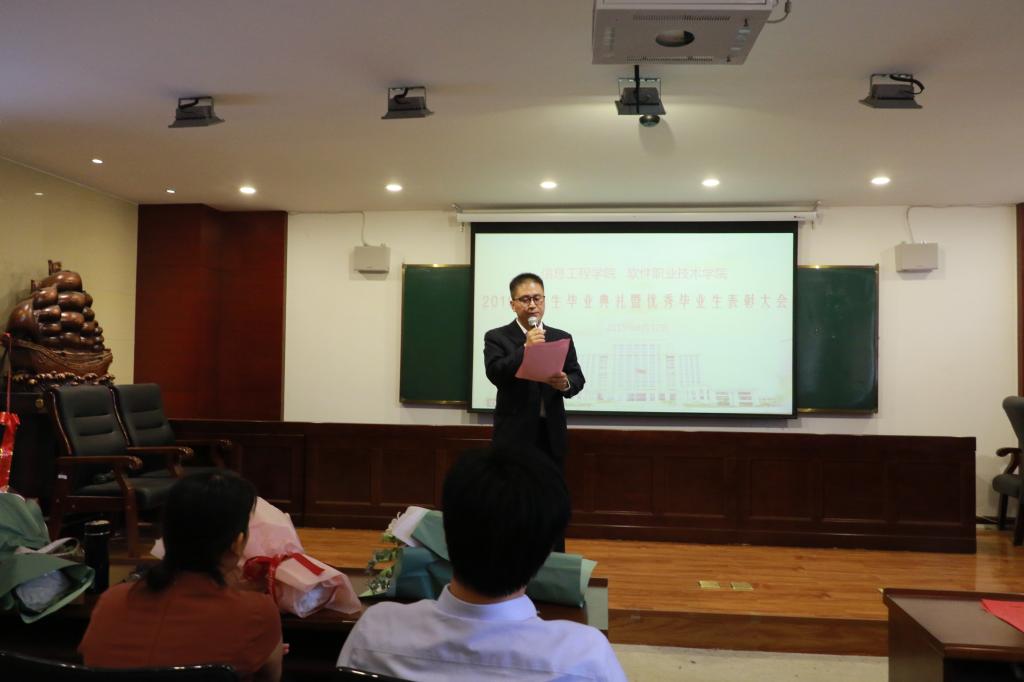 教师代表黄继海发言