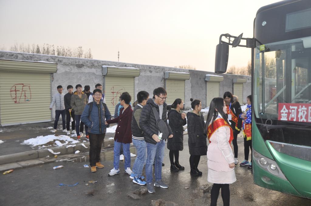 文明交通志愿者正在组织同学们有序上车