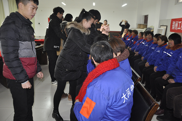 同学们为师傅们戴上亲手编织的围巾