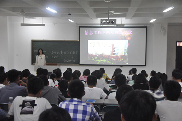 软件教研室主任在给同学们做专业教育