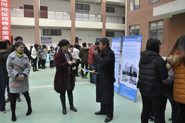 集团就业办领导与学院领导在现场查看用人单位情况