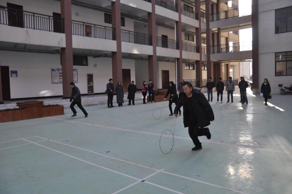 师生推铁环接力赛