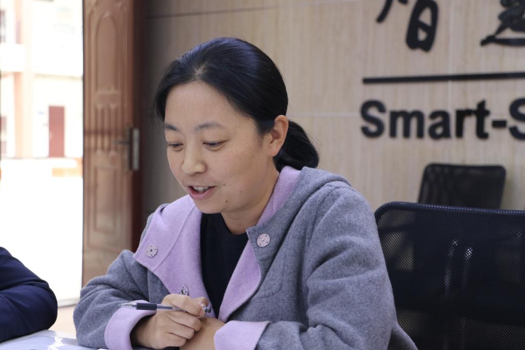 教工二支部书记许绘香老师发言
