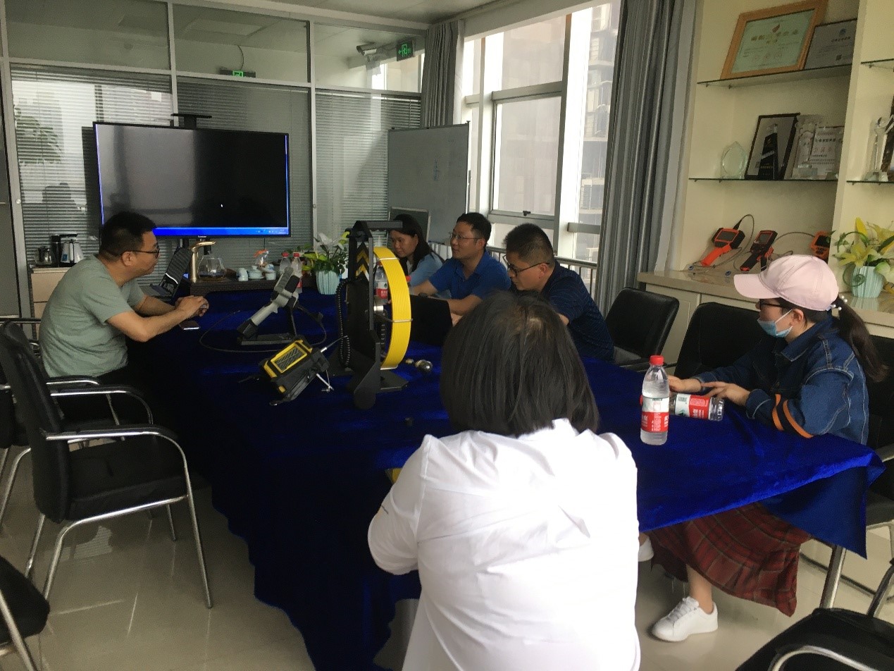 公司总经理李基林介绍企业情况