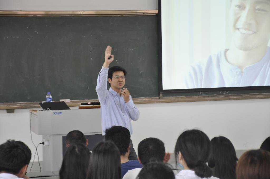 陆敏经理演讲中