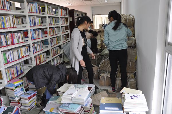 员工深入金河校区图书馆义务整理图书