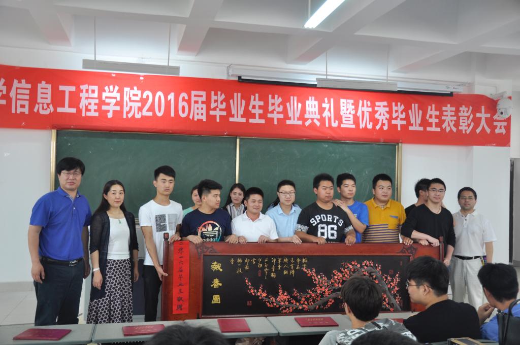 毕业生代表向学院赠送纪念品