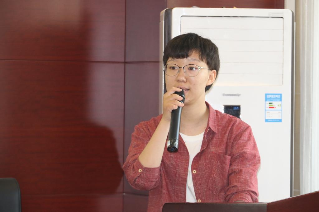 参评选手认真演讲