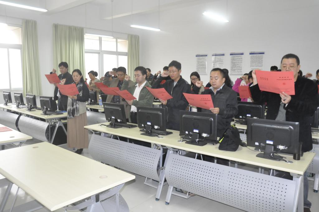全体教师在苏经理带领下进行宣誓