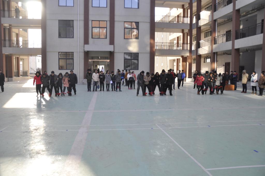 师生齐心协力跑