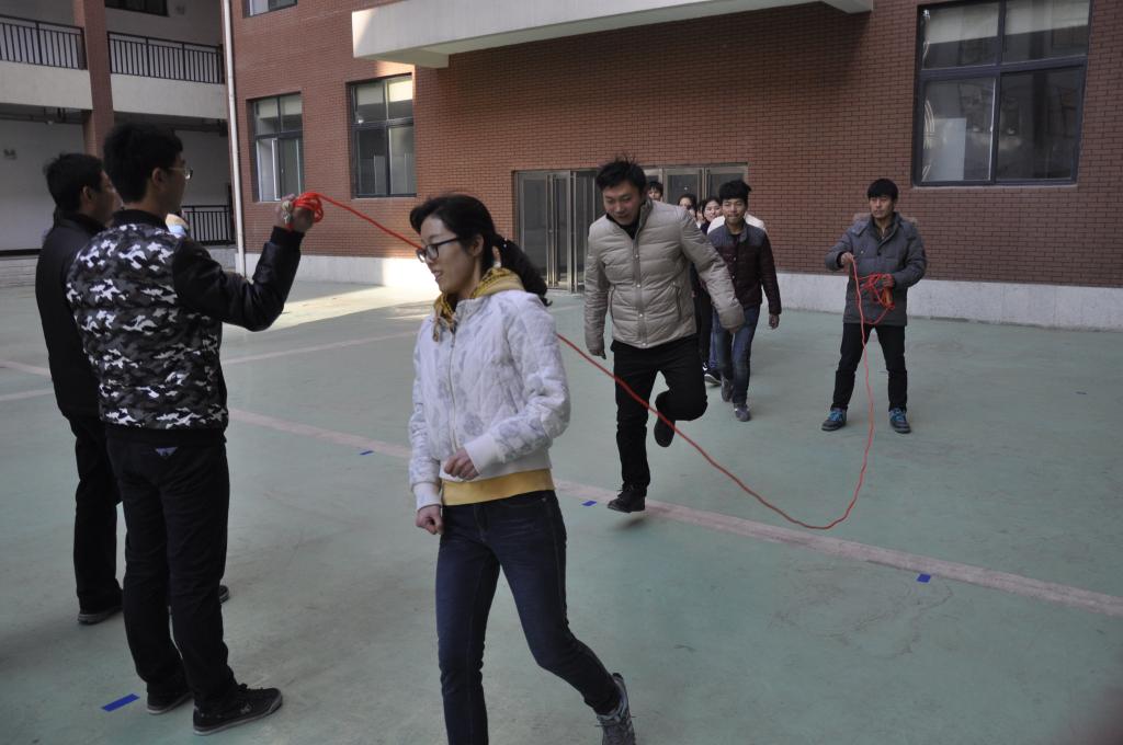 师生跳大绳比赛